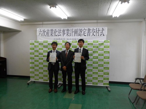 一番右が林さん。って初めて見たよ、スーツ姿。w 一番左は西辻さん。