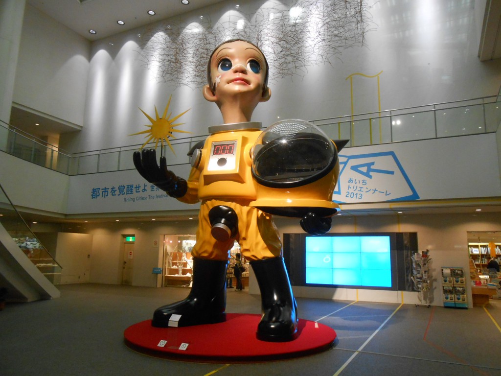 サンチャイルドがお出迎え。男の子とも女の子とも見えるし、うちの戦士の幼い頃にも似てるな。/ヤノベケンジ