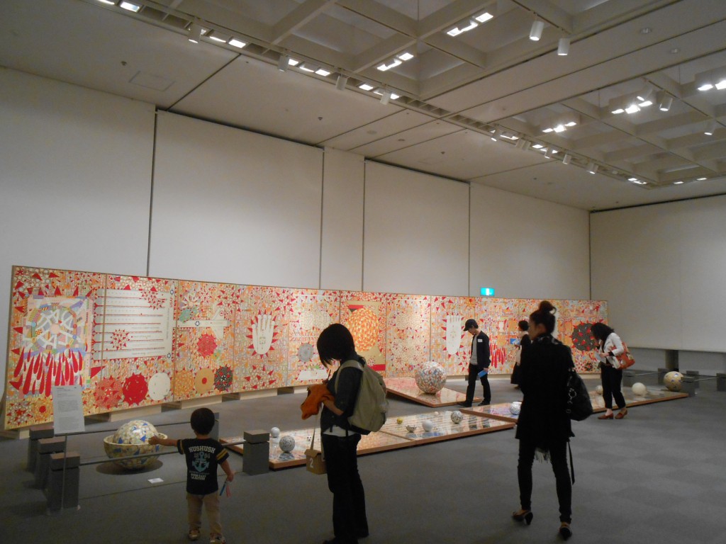 線画と色彩の組み合わせに目を奪われますが、東京大空襲を描いた作品。/岡本信治郎